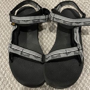 Teva unisex sz 8 women 6 men.